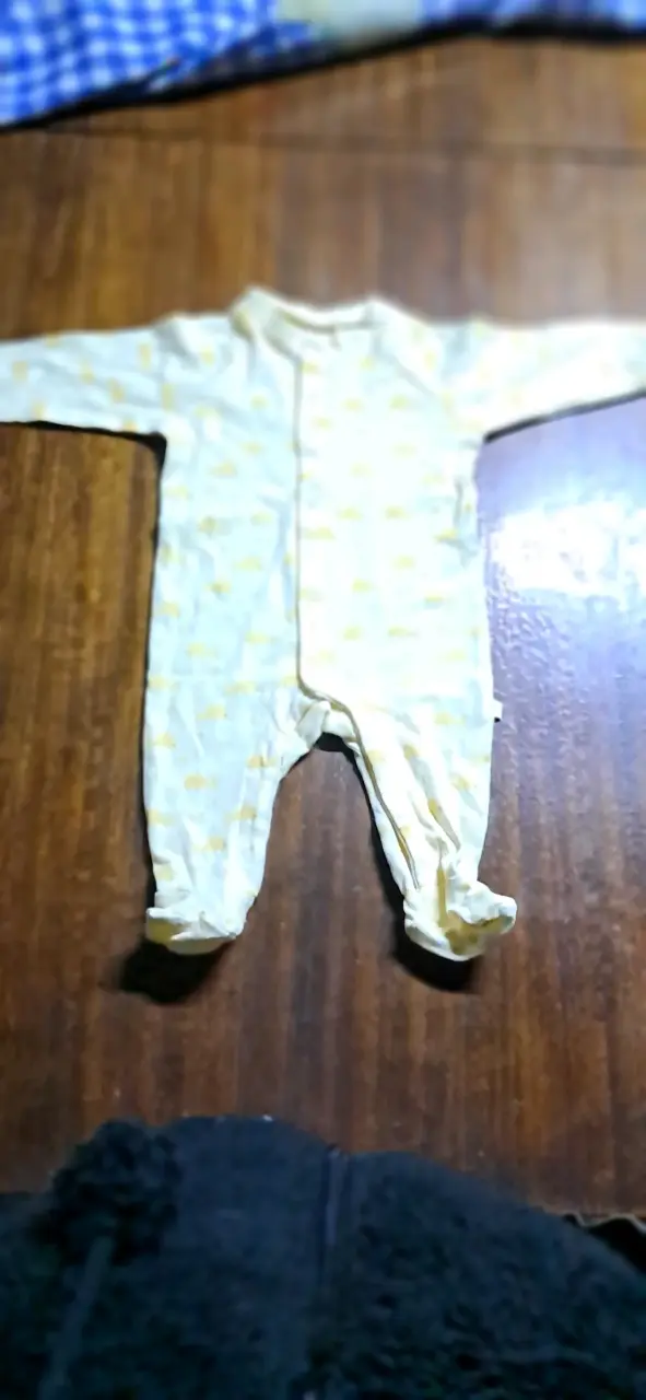 Pijama bebé amarillo con patitas