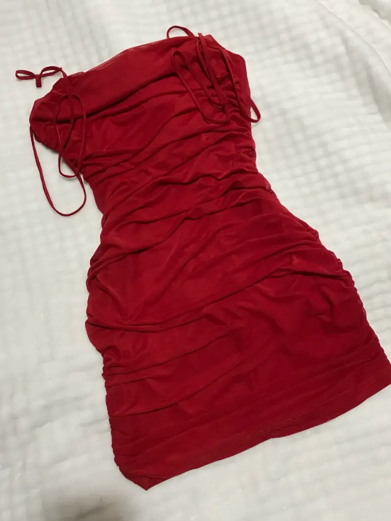 Vestido rojo ajustado - 1