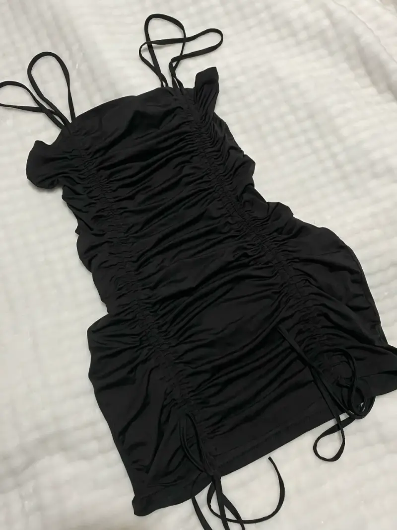 Vestido negro ajustado - 1