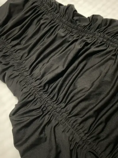 Vestido negro ajustado - miniatura 2