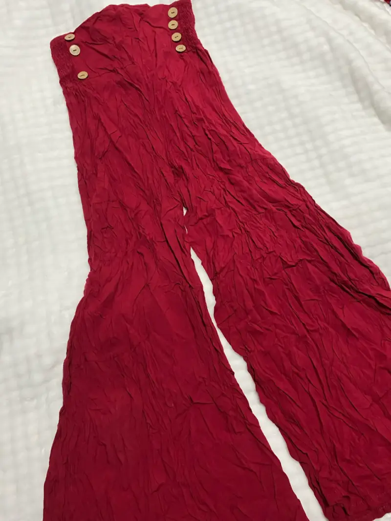 Pantalones rojos con botones - 1