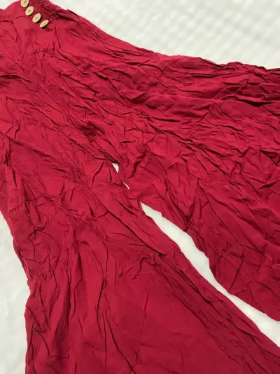 Pantalones rojos con botones - miniatura 2
