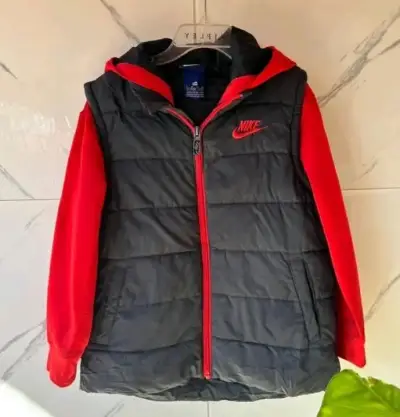 Chaqueta Nike negra y roja con capucha talla 8 - miniatura 1