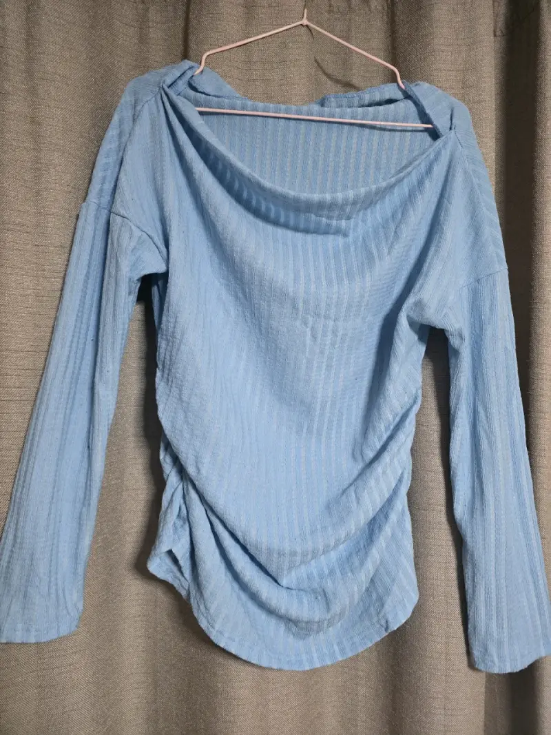 Blusa azul con cuello drapeado
