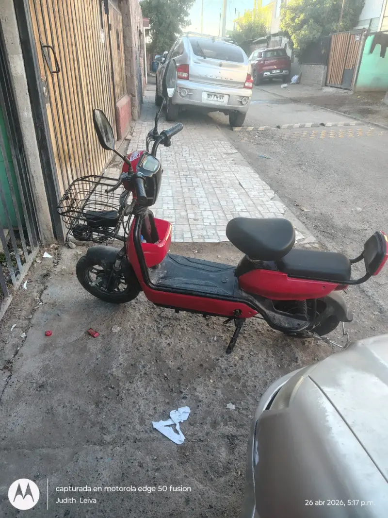 Scooter eléctrico rojo usado