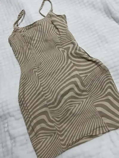 Vestido beige con diseño ondulado - miniatura 1
