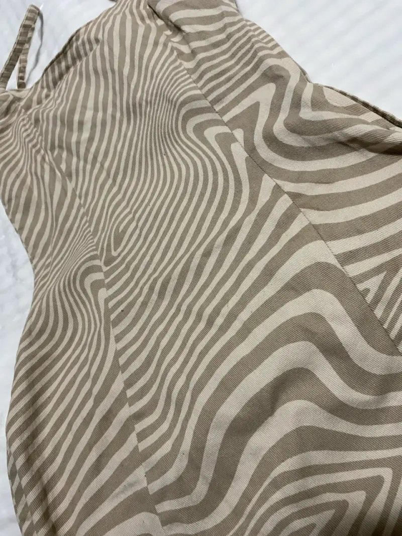 Vestido beige con diseño ondulado - 2