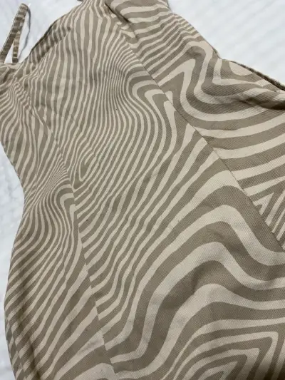 Vestido beige con diseño ondulado - miniatura 2