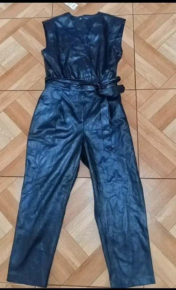 Enterito negro sin mangas cuerina talla M - 2