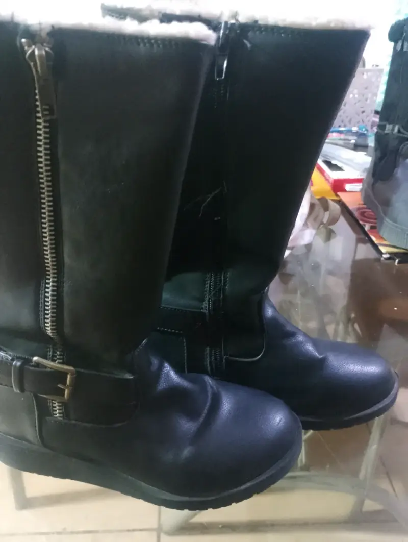 Botas negras con forro interior - 1