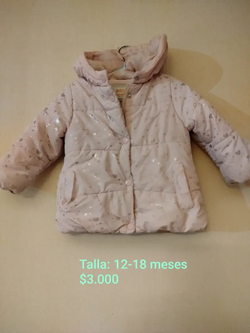 Chaqueta bebé rosada con capucha