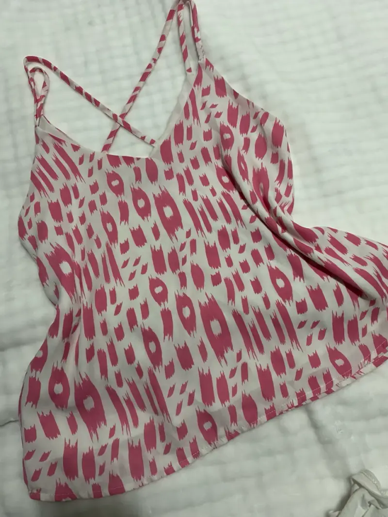 Polera de tirantes rosa estampada - 1