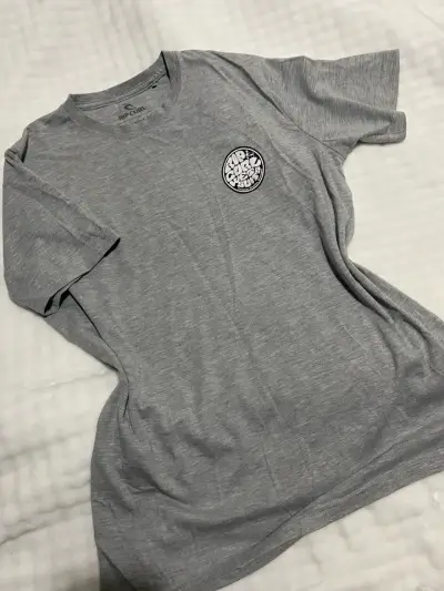 Polera gris Rip Curl estampada - miniatura 1