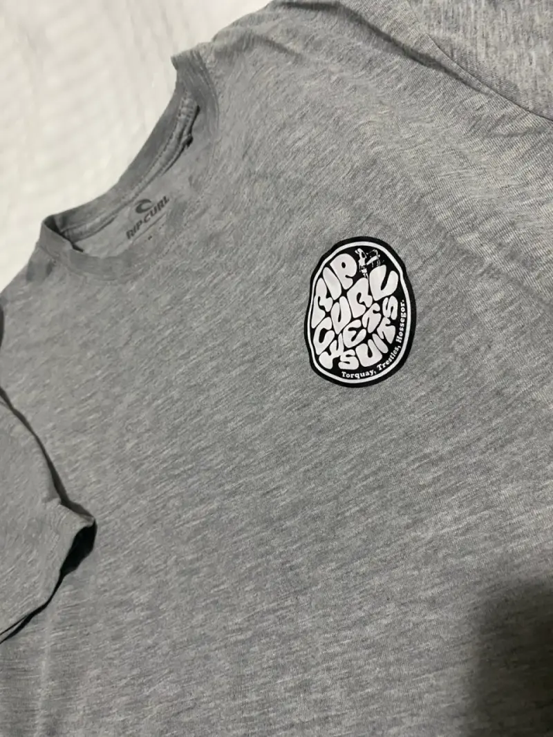 Polera gris Rip Curl estampada - 2
