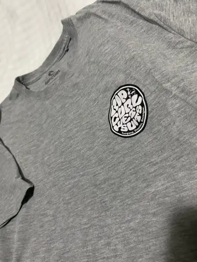 Polera gris Rip Curl estampada - miniatura 2