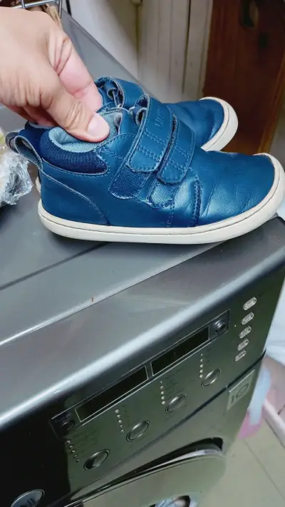 Zapatillas azules con velcro marca uma ergonómics - miniatura 2