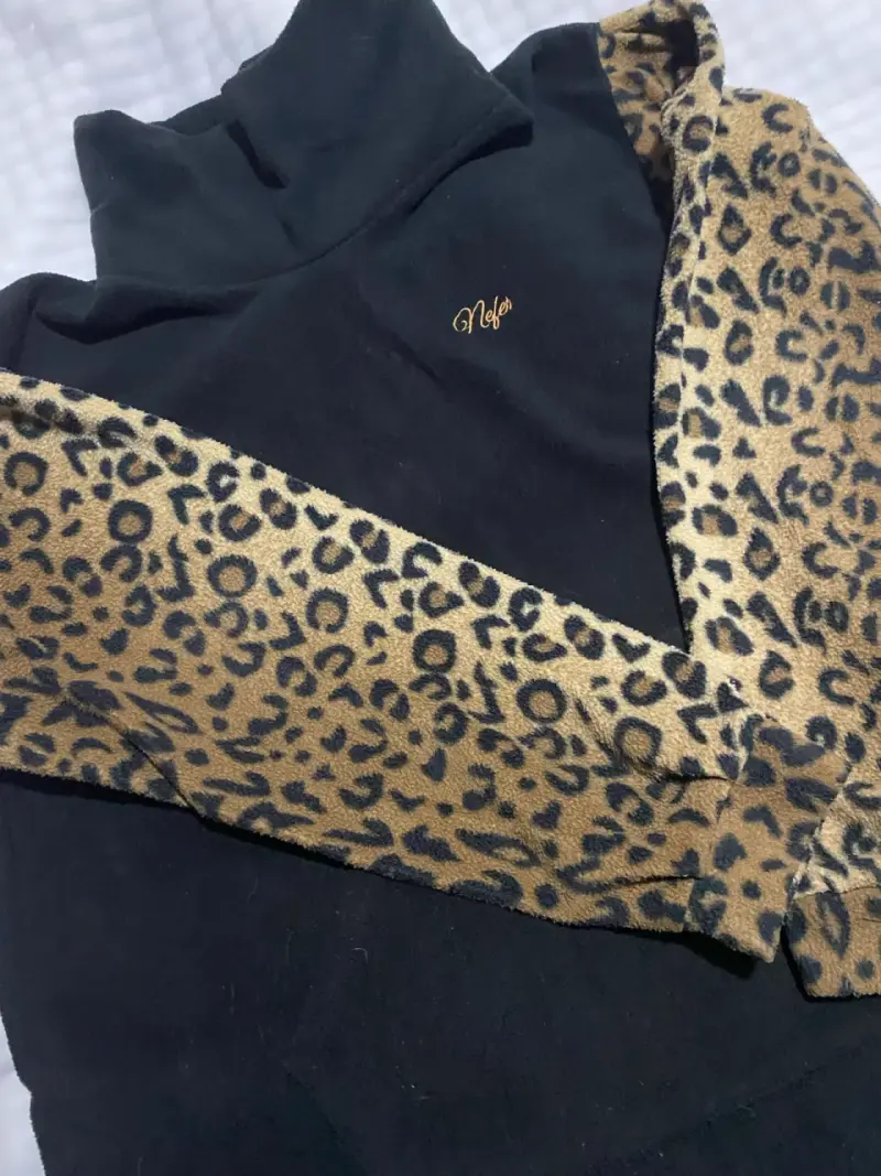 Polerón negro con mangas leopardas - 1