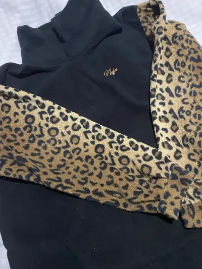Polerón negro con mangas leopardas - miniatura 1