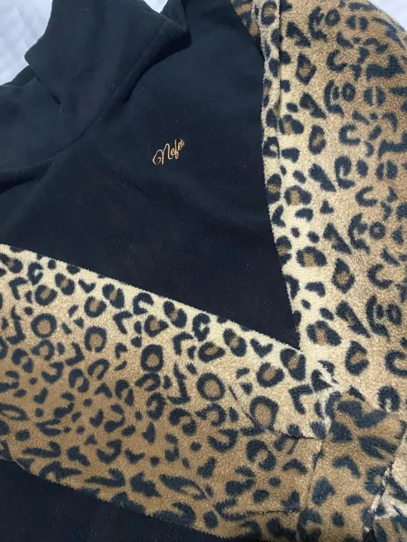 Polerón negro con mangas leopardas - 2