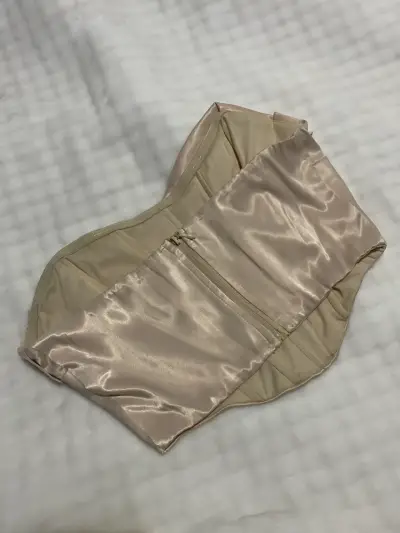 Diadema de satén beige - miniatura 2