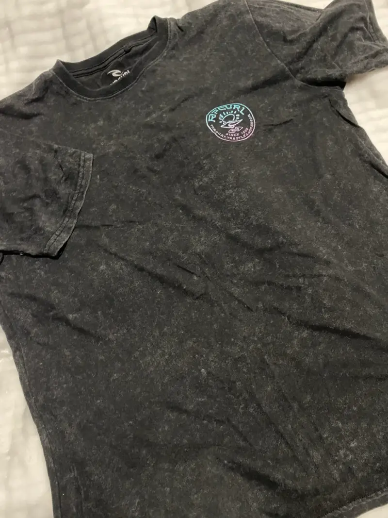 Polera gris Rip Curl estampada - 1