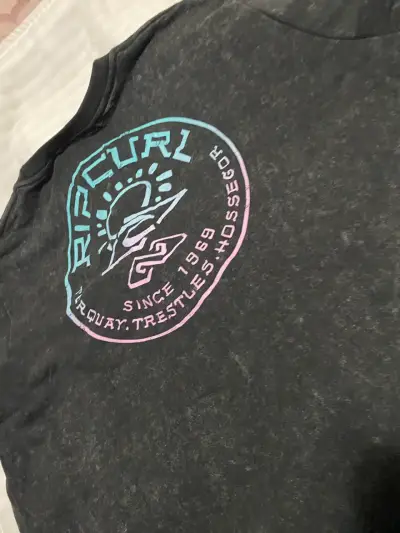 Polera gris Rip Curl estampada - miniatura 2