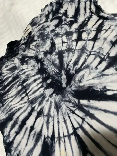 Polera tie-dye blanco y negro - miniatura 2