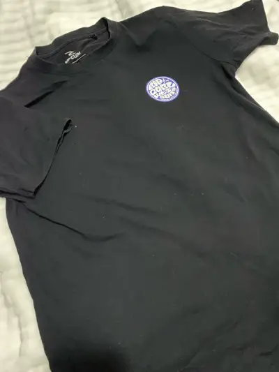 Polera negra con estampado - miniatura 1