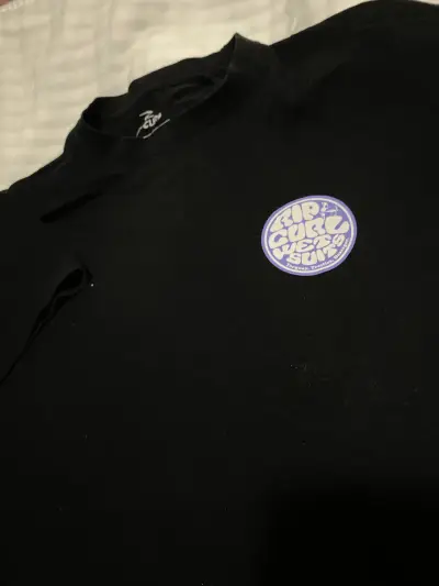 Polera negra con estampado - miniatura 2