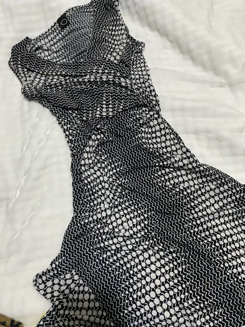 Vestido negro con diseño geométrico - 1