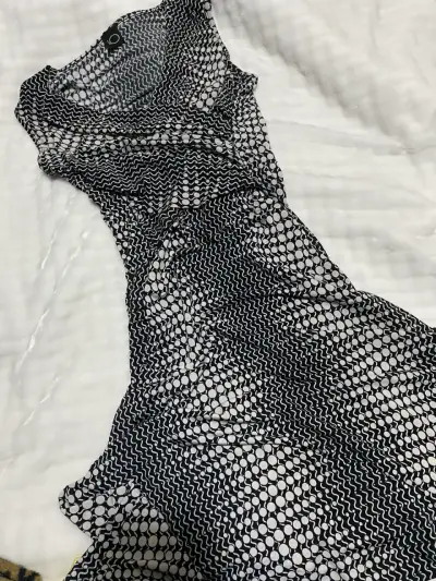 Vestido negro con diseño geométrico - miniatura 1