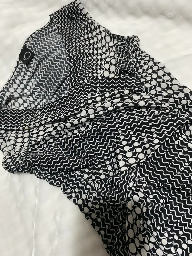 Vestido negro con diseño geométrico - 2