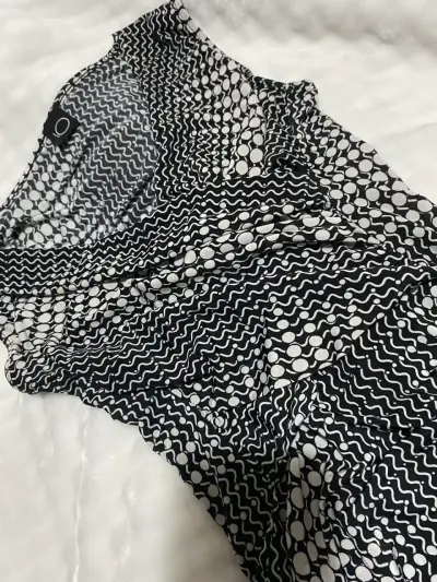 Vestido negro con diseño geométrico - miniatura 2