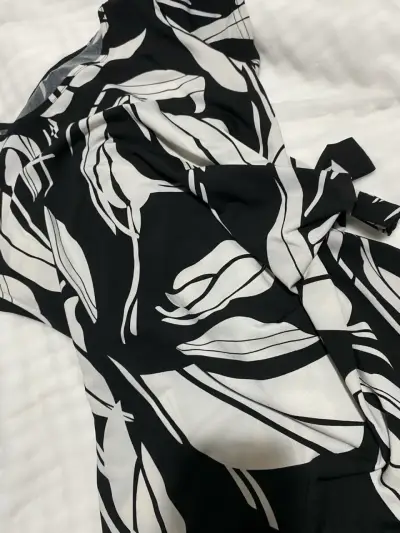 Vestido estampado blanco y negro - miniatura 2
