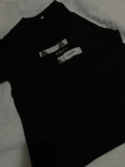 Polera negra con estampado único - miniatura 1
