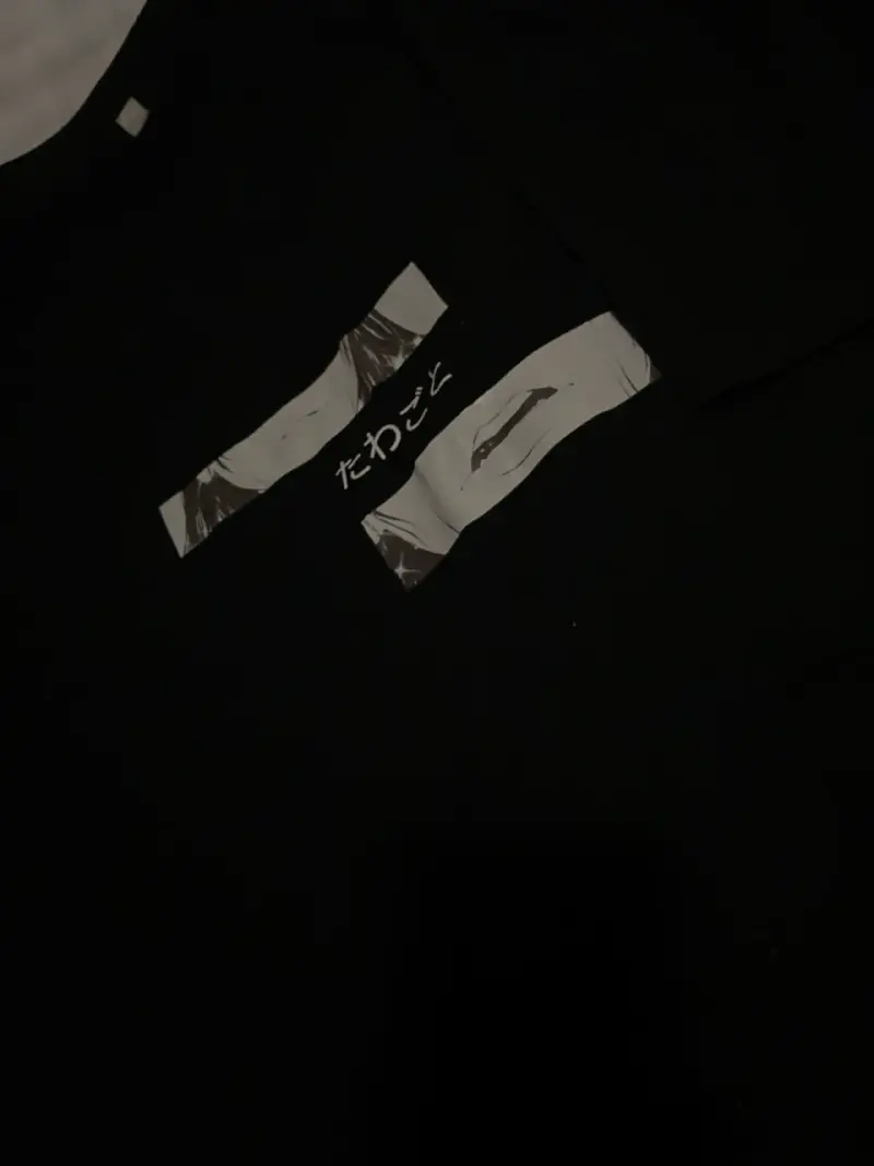 Polera negra con estampado único - 2