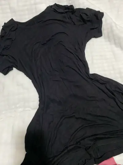 Vestido negro con volantes - miniatura 1