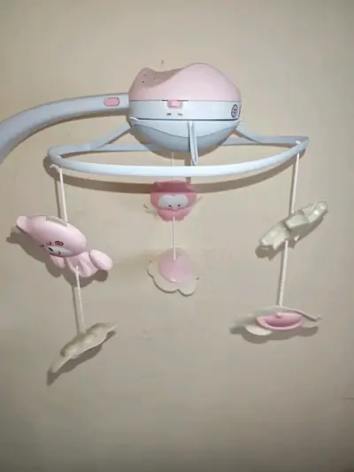 Móvil proyector rosa infantil - miniatura 2