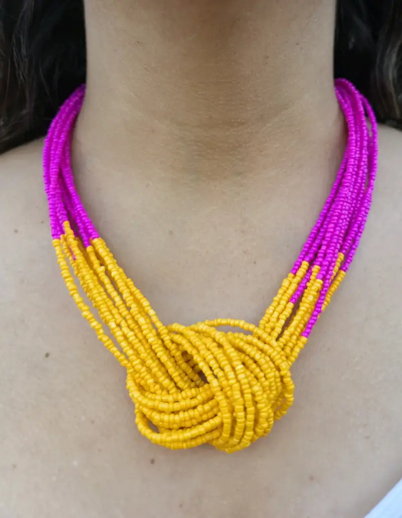 Collar de cuentas fucsia y amarillo