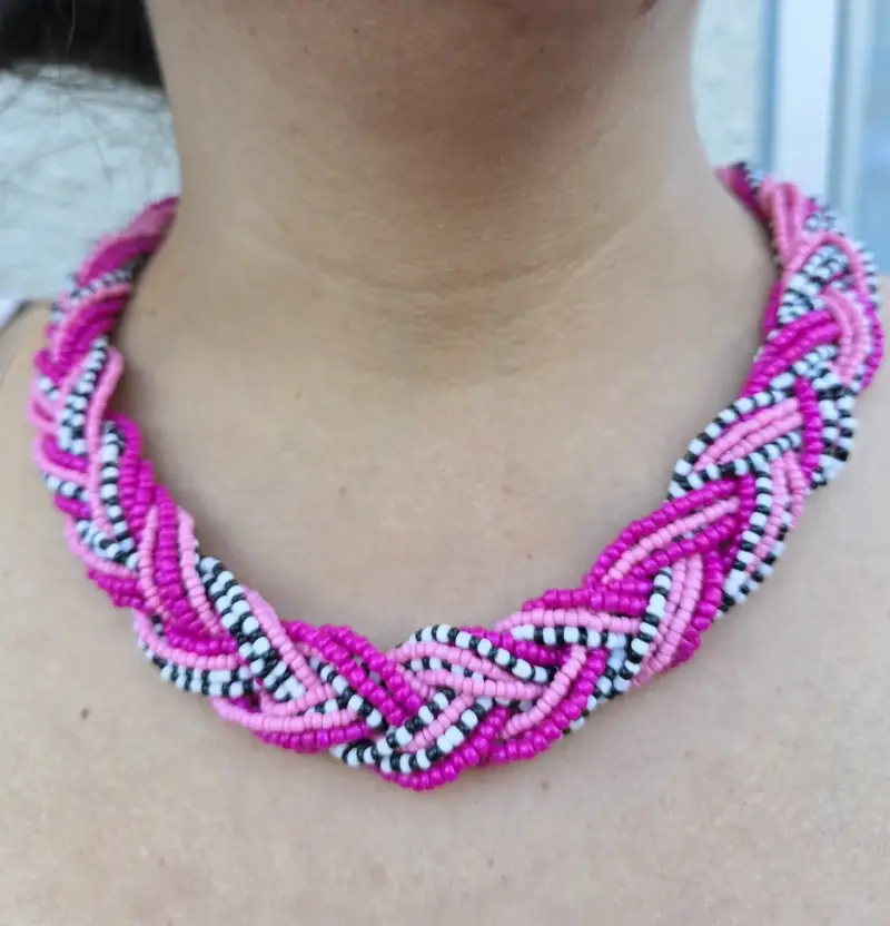 Collar trenzado de mostacillas