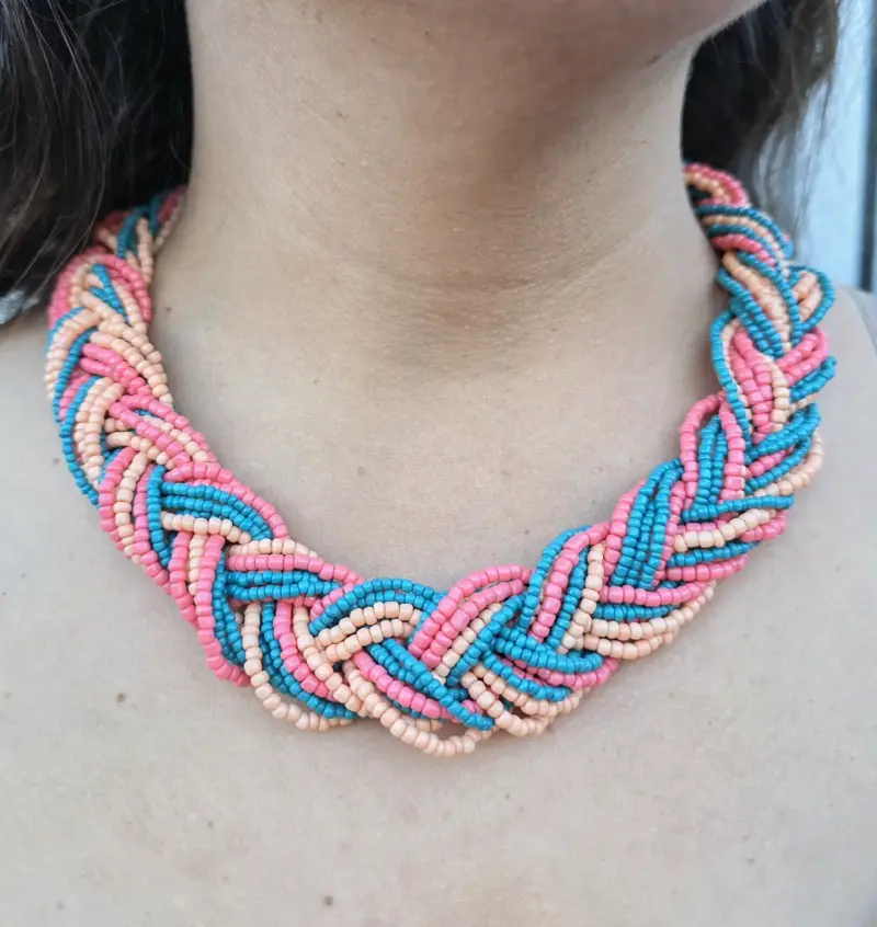 Collar trenzado de mostacillas