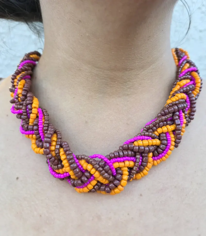 Collar de cuentas colorido
