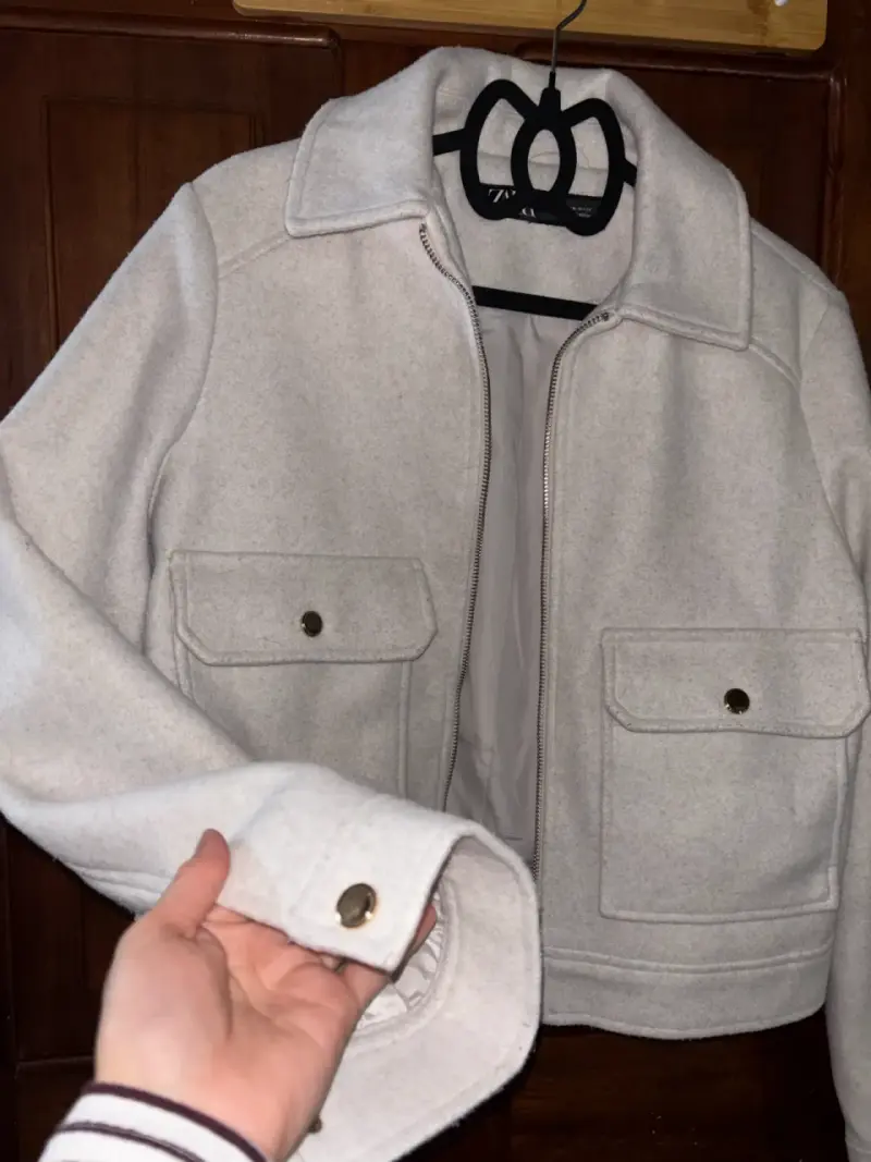Chaqueta crema con bolsillos - 1