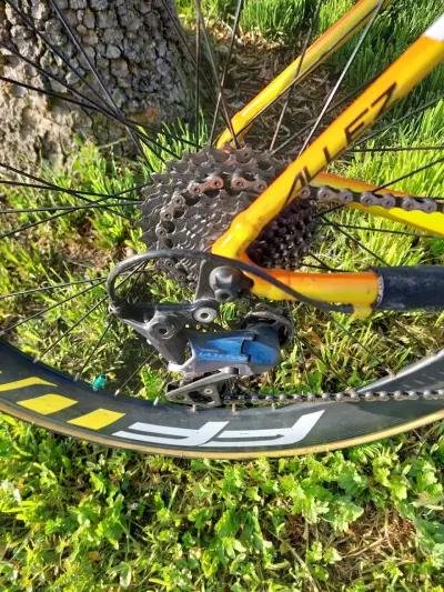 Bicicleta de carrera amarilla Specialized - miniatura 3
