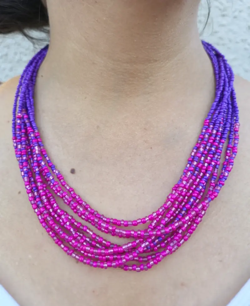 Collar de cuentas púrpura y rosado