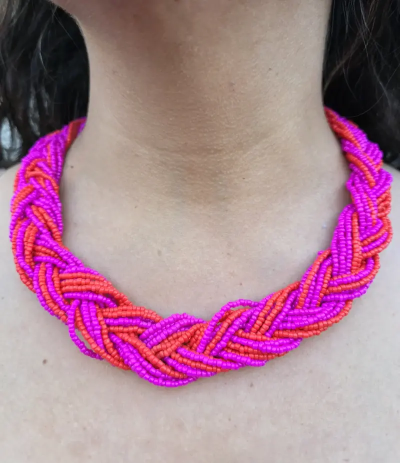 Collar de cuentas trenzado rosa y rojo