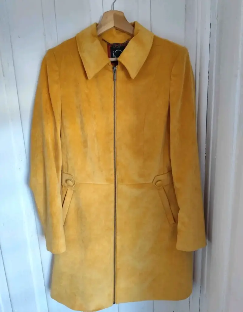 Abrigo amarillo de mujer - 2