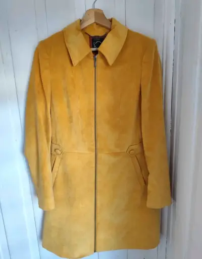 Abrigo amarillo de mujer - miniatura 2