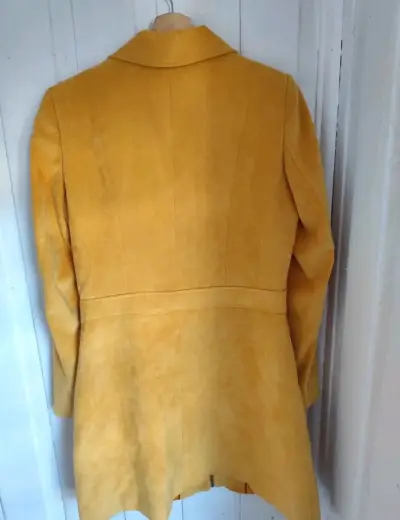 Abrigo amarillo de mujer - miniatura 3