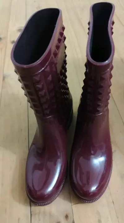 Botas de lluvia burdeos con tachuelas - miniatura 1